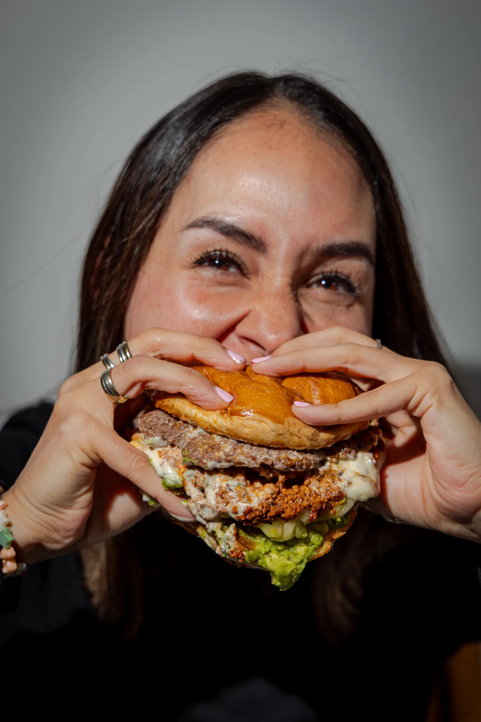 Mujer a punto de morder una Pasado de Burger